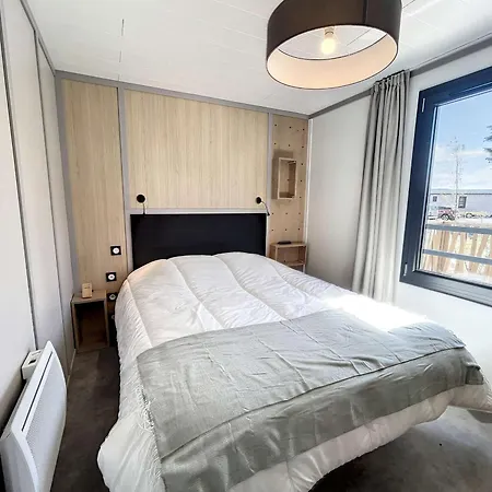 4 Pers Avec Piscine Chauffee, Terrasse Privative, A 2 Pas De La Et Commerces - Fr-1-361-467 Chalet Jullouville-les-Pins